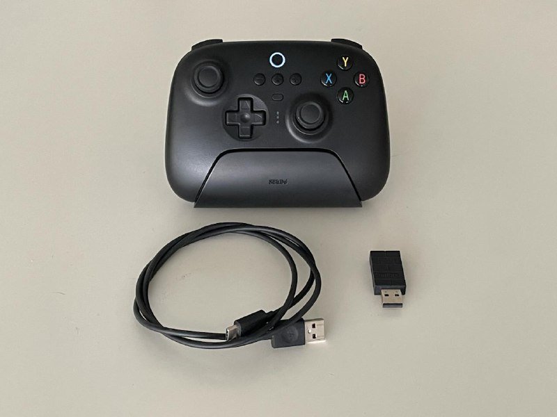 Геймпад 8Bitdo Ultimate 2.4G с зарядной станцией и USB-C проводом