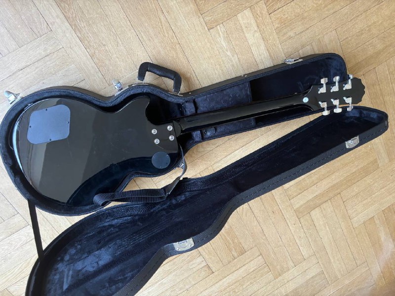 Электрогитара Epiphone Les Paul Studio LT, кейс и ремень 3
