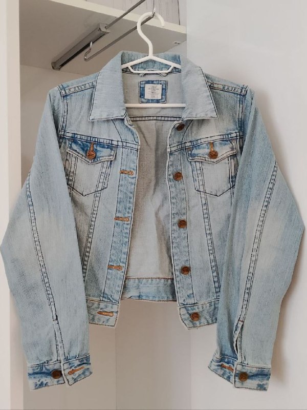 Пеньюар, Шорты H&M, Заколки, Футболка, Платье розовое, Платье белое, Рюкзак, Игрушка подушка, Джинсовая куртка 9
