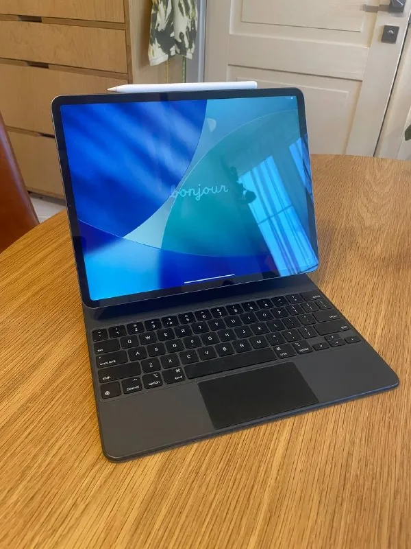 iPad Pro 12.9, Magic Keyboard, Apple Pencil, Zugu case 1