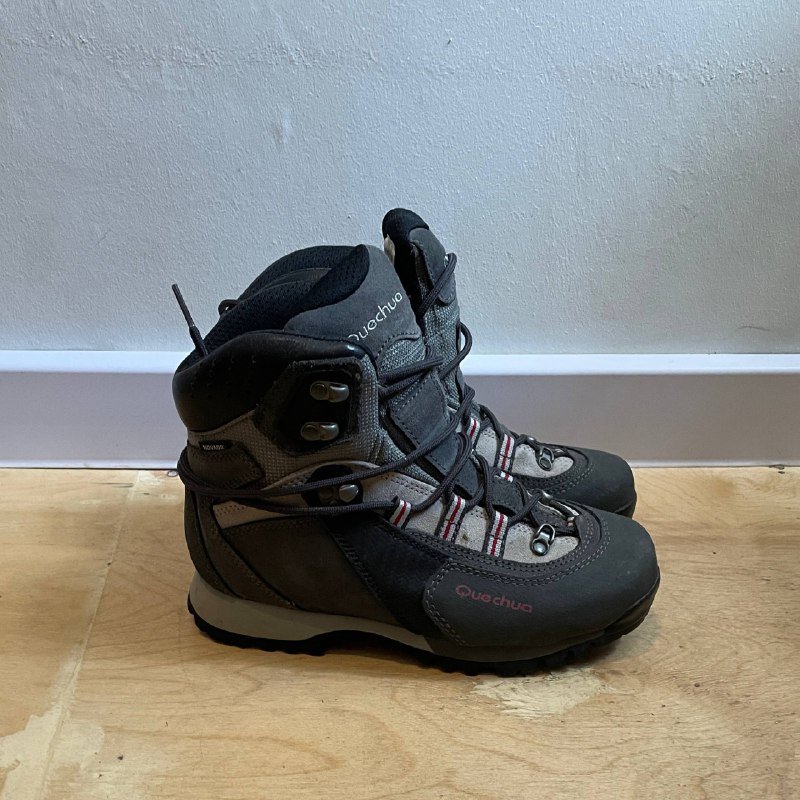 кресло игровое, подушки, пальто, обувь, меч катана, камуфляжная форма, тейп 4