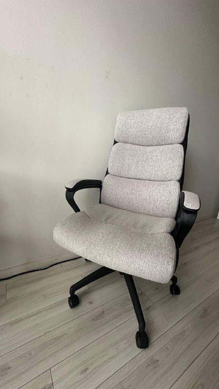 Кресло офисное, Кроссовки Nike, Ваза минималистичная