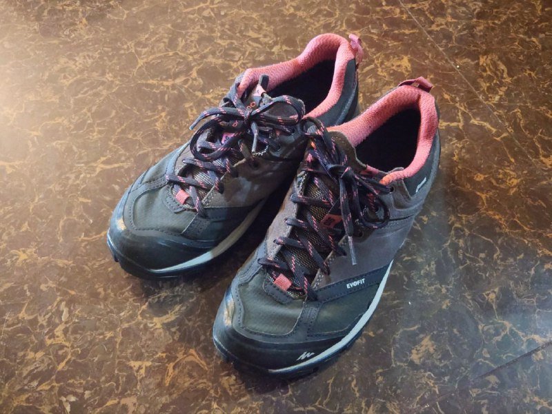 Ручной массажёр, кроссовки Quechua, гирлянда, скатерть, капучинатор, набор тарелок, сито и венчик, подставки, бокалы, стеклянные контейнеры 2