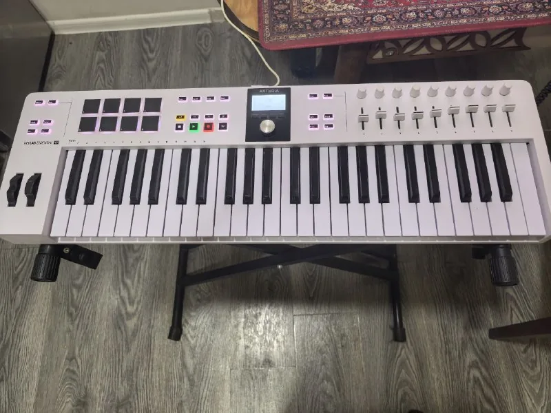 MIDI-клавиатура Arturia KeyLab Essential 49, подставка для синтезатора