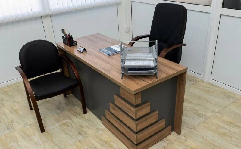 Офисный стол и кресло 2