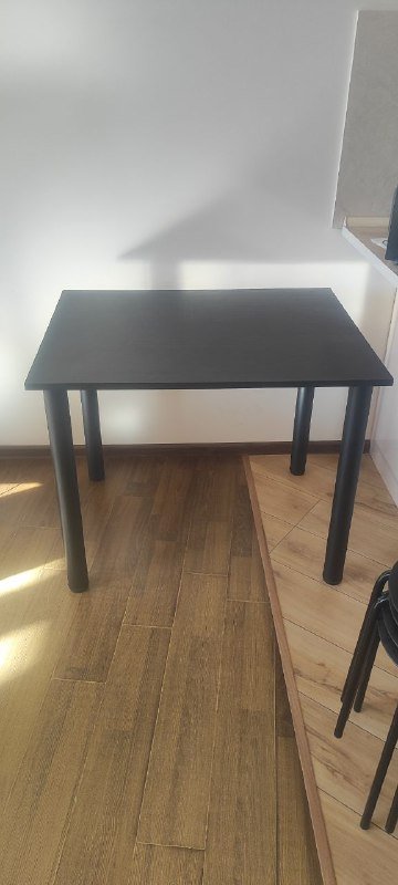 Черный столик на ножках