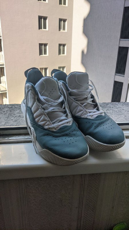 Белые и бело-голубые мужские кроссовки Jordan 4