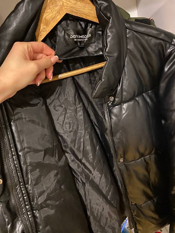 Женские черные туфли на каблуке, куртка демисезонная лаковая 4