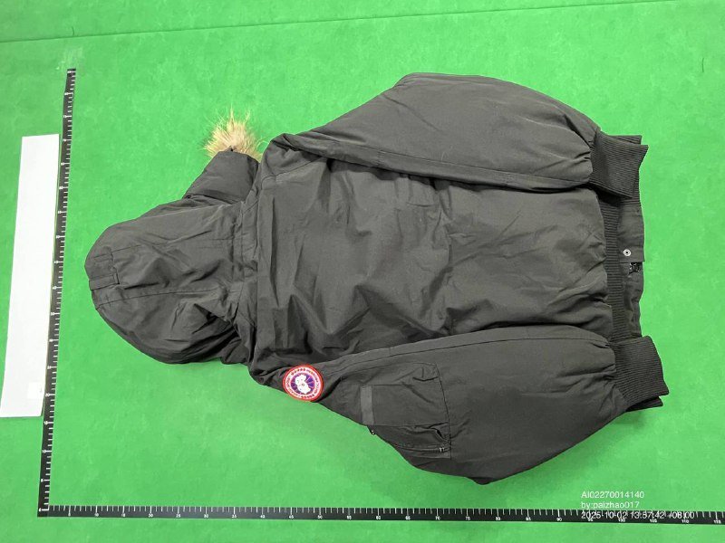 Canada Goose черная куртка с мехом на капюшоне 2