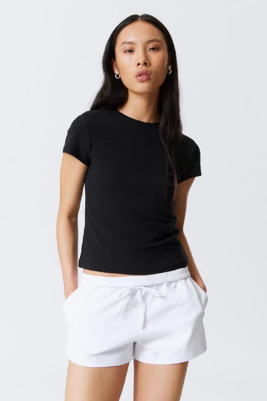 Белая футболка Weekday, Черная футболка Weekday, Черные джинсы Massimo Dutti 4