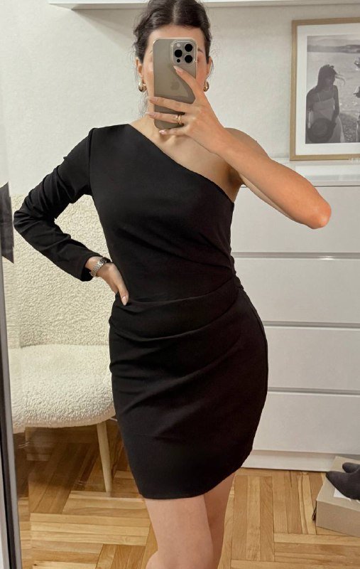 Черное платье H&M M с драпировкой