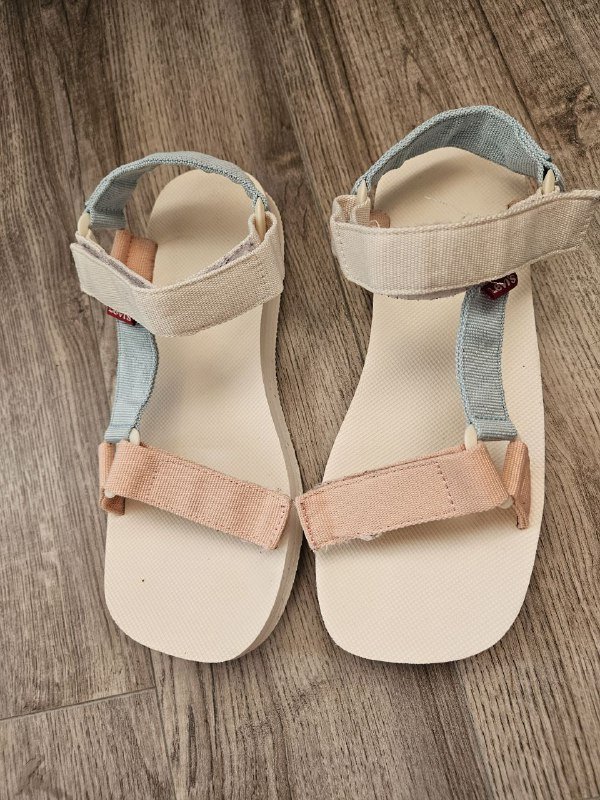 Женские сандалии Levis