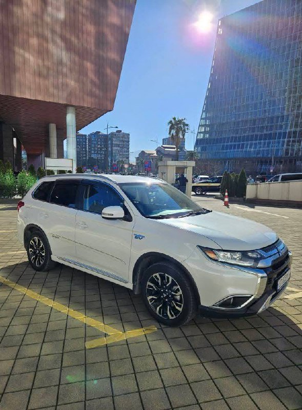 Mitsubishi outlander plug-in hybrid 2018 полный привод 3