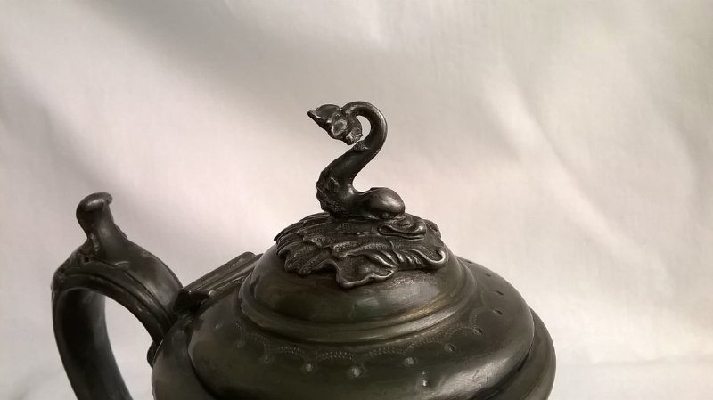 Старинный заварочный чайник с дельфином на крышке 6
