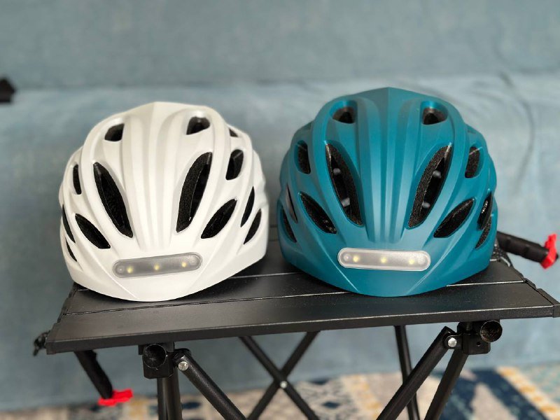 Велошлема белый и синий с подсветкой и регулировкой 2