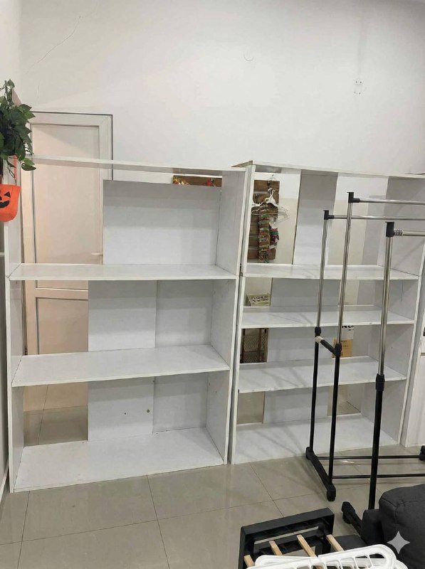 шкафы с полками, стойки для продукции, стол