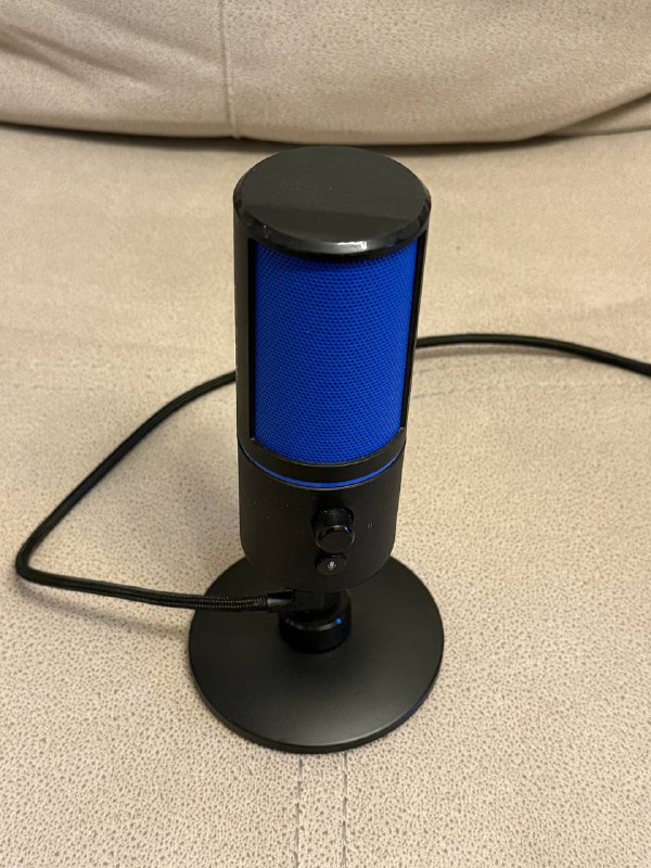 Микрофон Razer Seiren X, веб-камера Logitech StreamCam, игровой модем ASUS RT-AX52, лампа-штатив для съёмок 3