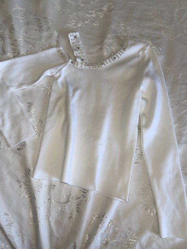 Женская белая кофта с вырезами и бусинами 3