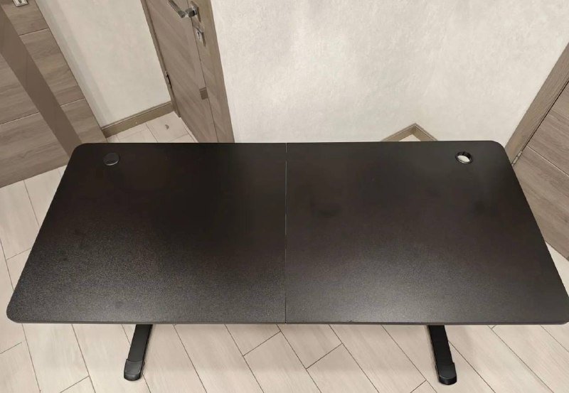 Чёрный компьютерный стол с регулируемой высотой 3