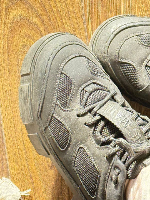 Черные туфли Vic Matië, серые кроссовки Lacoste 5