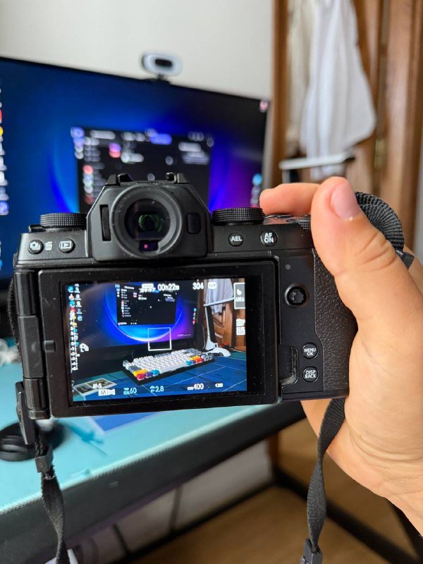 Фотоаппарат Fujifilm X-S10 с объективом и вспышкой 2