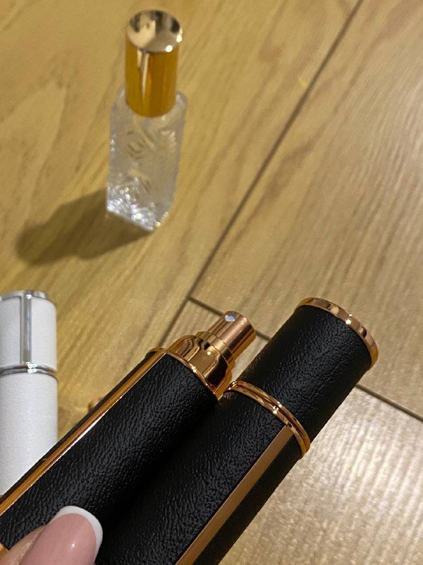 Дорожный дозатор атомайзер для духов черный и белый 3