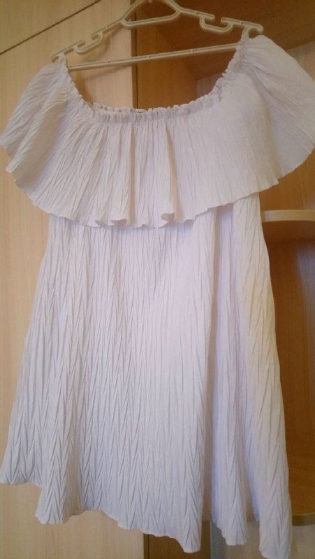 Белое платье Zara с открытыми плечами