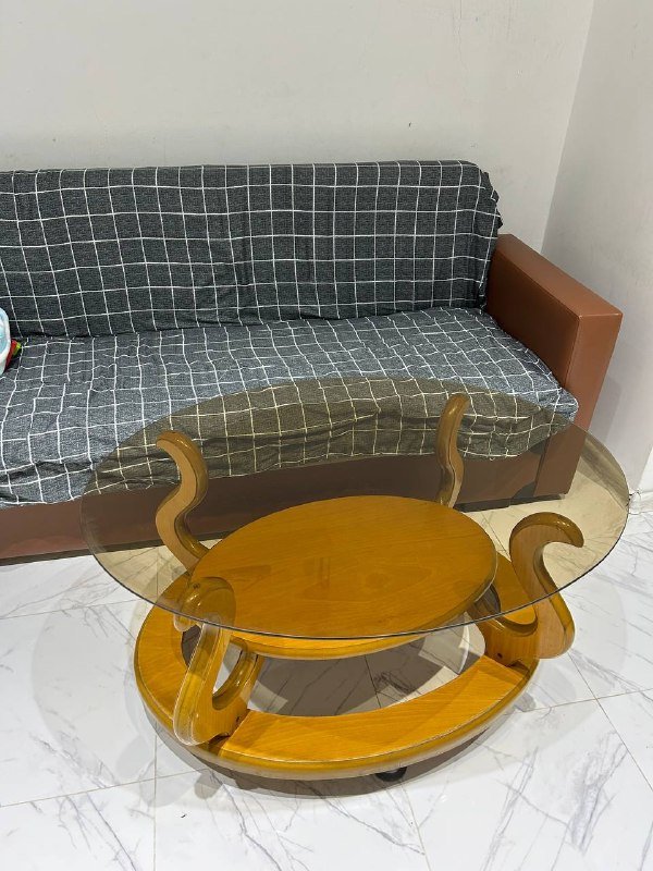 Журнальный столик со стеклянной столешницей и полкой