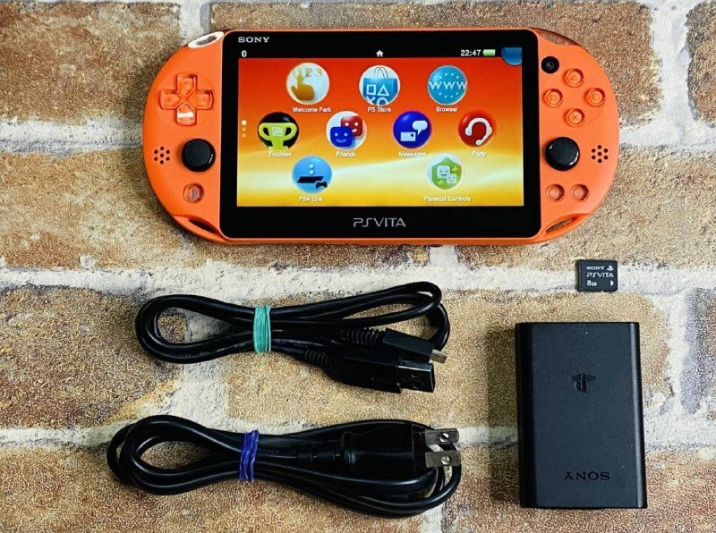 PS VITA 1100 и 2000 с флешками и зарядными 2