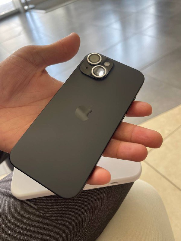 Черный iPhone 15 128 ГБ с аксессуарами