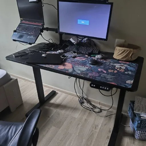 Desk with lifting mechanism