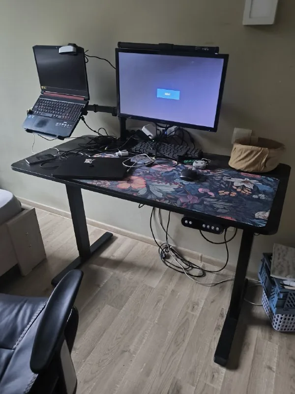 Desk with lifting mechanism