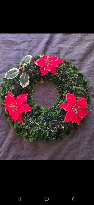 Рождественский венок с красными цветами