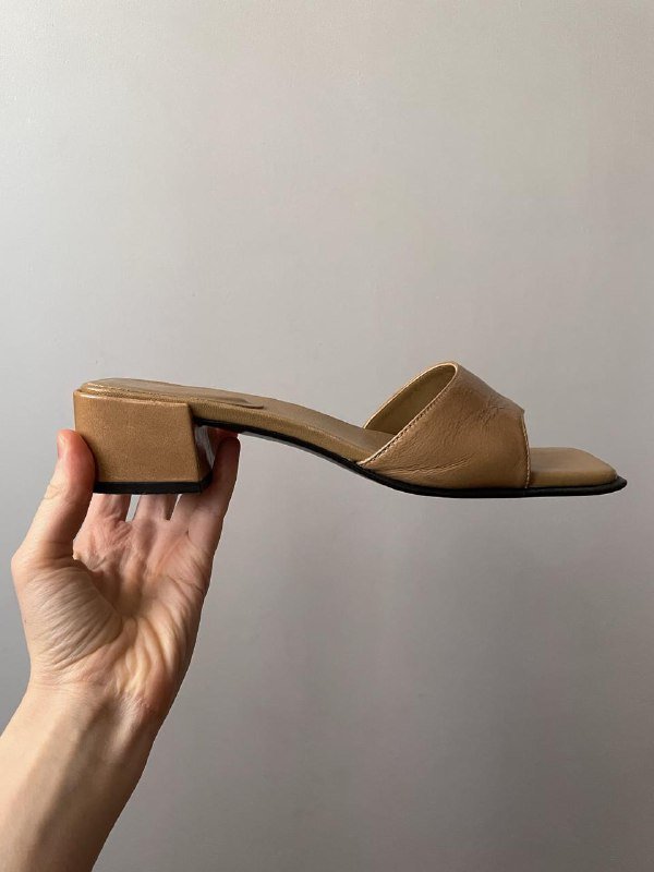 Босоножки испанского бренда Paloma Wool, черные перчатки Arcteryx 2