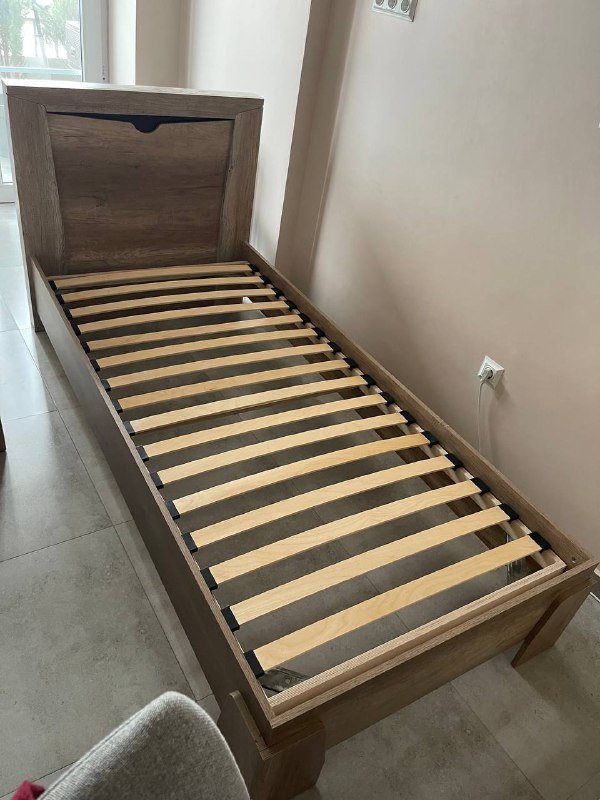 Кровать без матраса