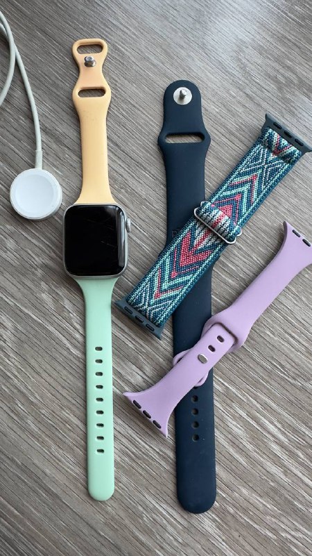 Apple Watch SE с ремешками и зарядкой 1
