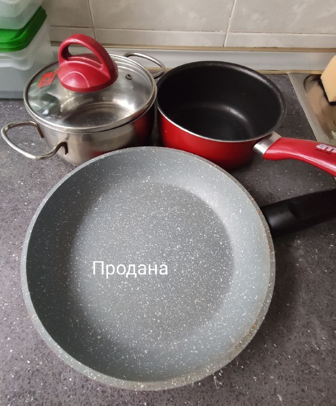 Стеллаж, кастрюли, миски, эмалированная кастрюля 2