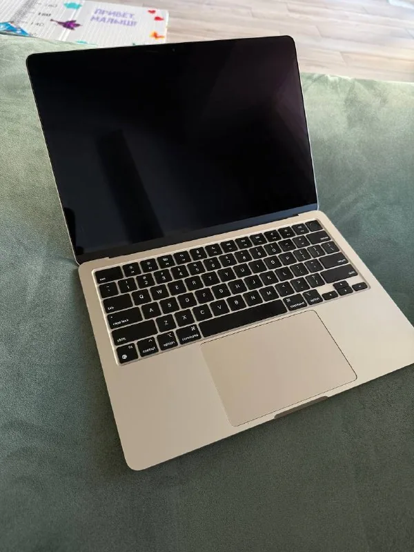 MacBook Air 13 M2 8/256 GB 1