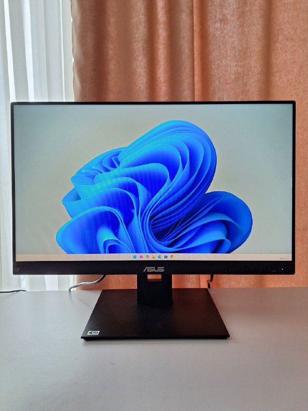 Стол, офисное кресло, монитор ASUS, мультиварка, стул, искусственная елка 6