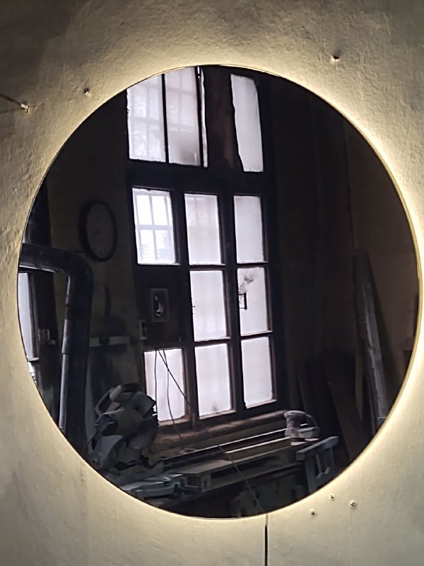 Круглое зеркало в золотистой оправе 105 см