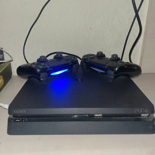 PlayStation 4 Slim с 2 джойстиками и игрой Horizon
