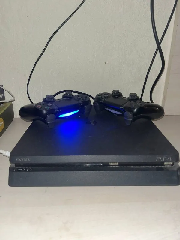 PlayStation 4 Slim с 2 джойстиками и игрой Horizon 1