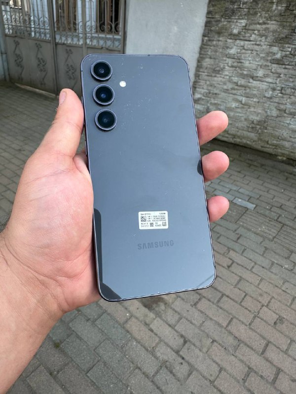 Samsung S22, Samsung S24FE 4