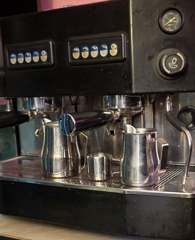 минибар-холодильник, профессиональные кофемашина и кофемолка 2