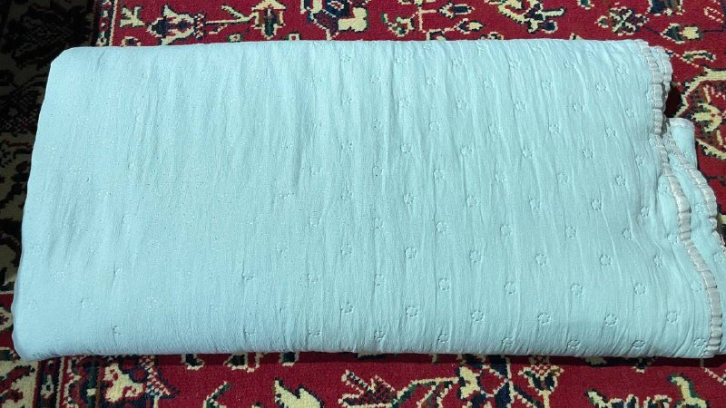 Красный пододеяльник, светло-зеленое и белое двуспальные одеяла 2