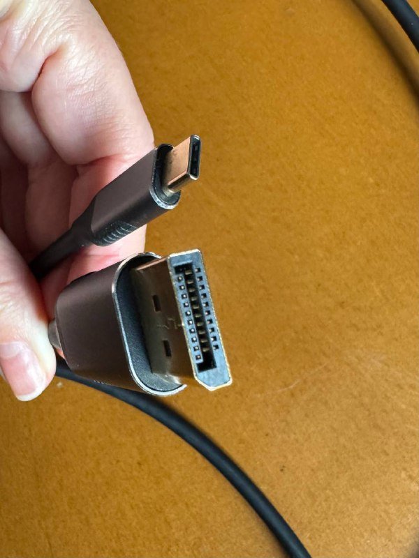 Кабель USB-C to Display port, кабель USB-C to USB-A, HDMI кабель, адаптер SATECHI, адаптер Lightning, наушники Apple 2