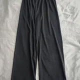 Вешалки, спортивный топ Oysho, брюки, джинсы, платья 5