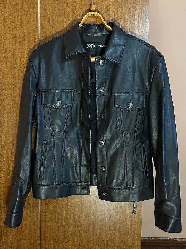 Молочный тренч Benetton, песочный тренч Benetton, пальто кожзам JJXX, куртка кожзам ZARA, футболка кожзам ZARA 4