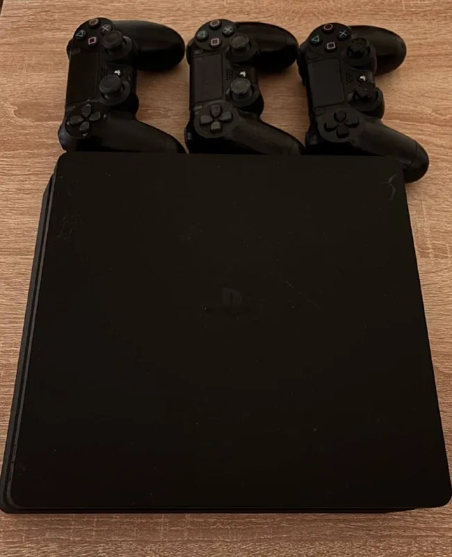 PlayStation 4 slim, 3 геймпада