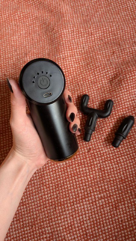 Компактный перкуссионный массажёр с двумя насадками 2